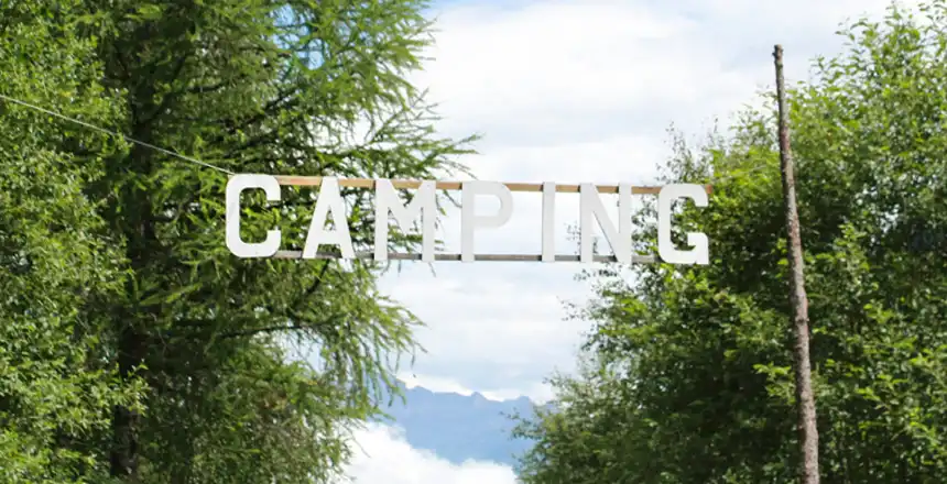 Aufgeh&auml;ngtes Schild Camping, Frankreich