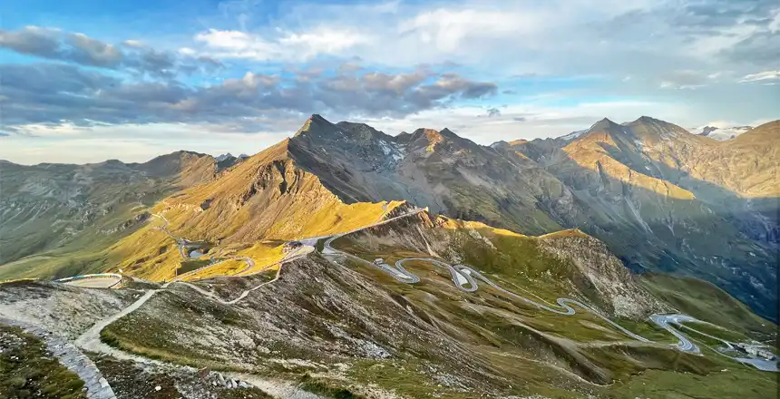 Blick auf die Gro&szlig;glockner Hochalpenstra&szlig;e im Morgenlicht