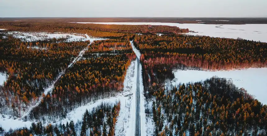 Panorama Stra&szlig;e durch Lappland, Finnland, mit Schnee