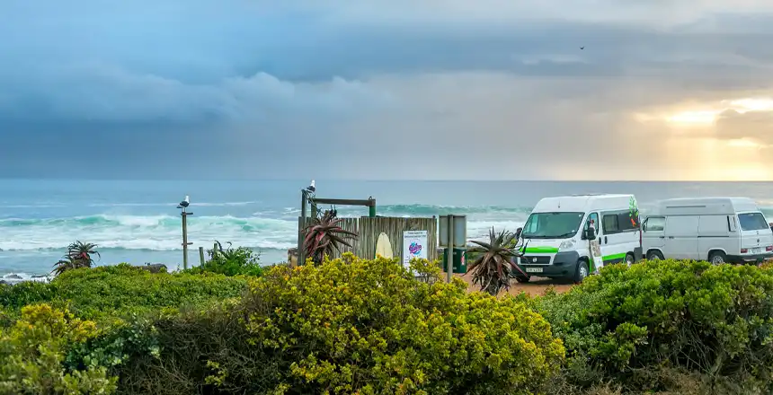 Campervans an der K&uuml;ste in S&uuml;dafrika