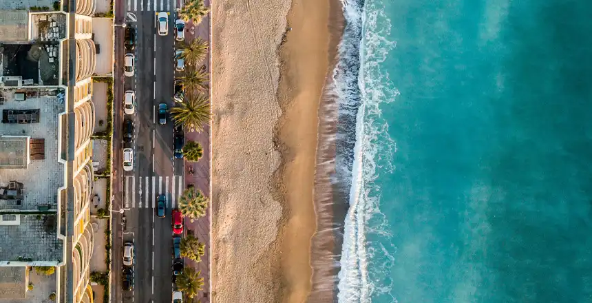 K&uuml;stenstra&szlig;e in Cannes, Frankreich, von oben