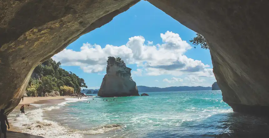 H&ouml;hle, Strand und Felsformation am Cathedral Cove in Neuseeland