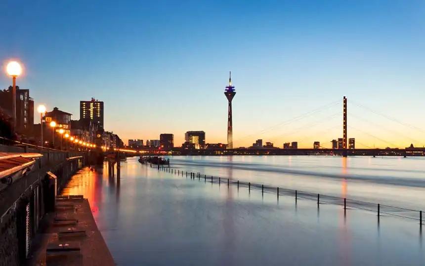 Rheinufer in D&uuml;sseldorf am Abend