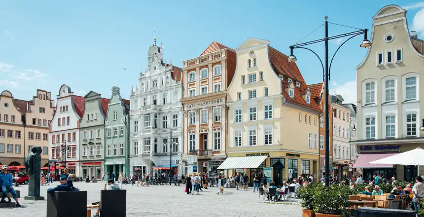 Alte Stadth&auml;user am Platz Neuer Markt in Rostock