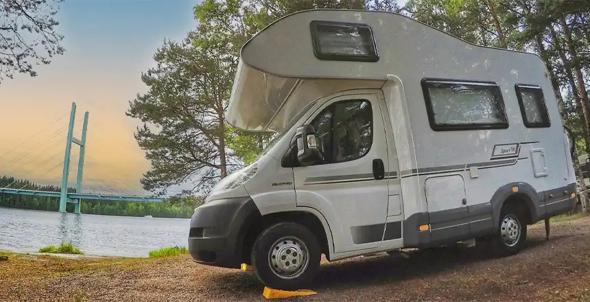 Wohnmobil in Heinola mit Blick auf die T&auml;htiniemi-Br&uuml;cke, Finnland