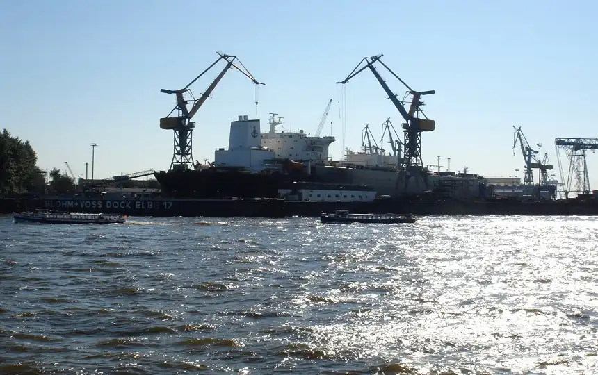 Frachthafen Hamburg aus Sicht der Landungsbr&uuml;cken