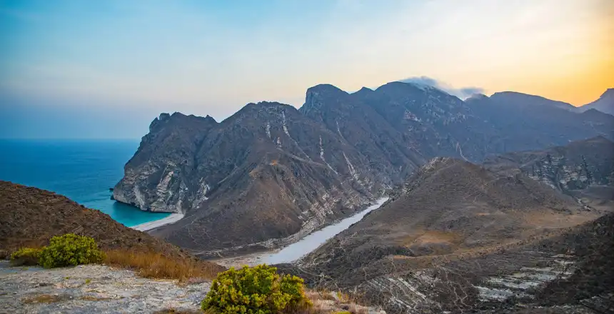 Panoramablick auf Berge und K&uuml;ste im Oman