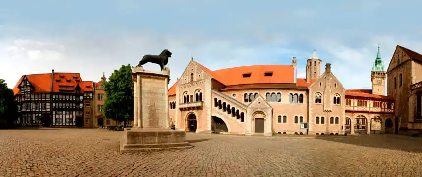 braunschweig wahrzeichen l&ouml;we burg dankwarderode istock 000009390427