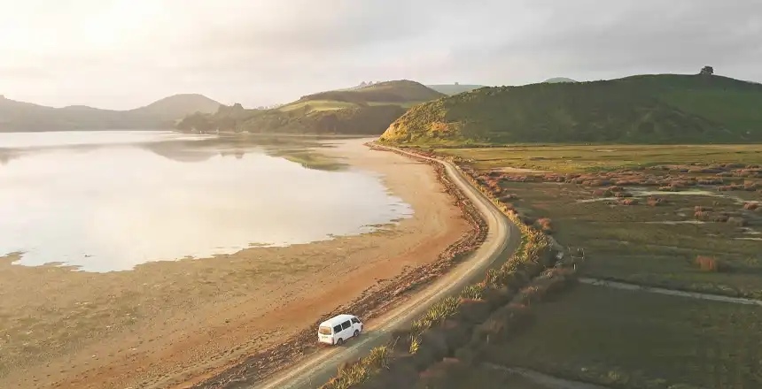 Wei&szlig;er Campervan auf einer Stra&szlig;e auf der Otago-Halbinsel in Neuseeland