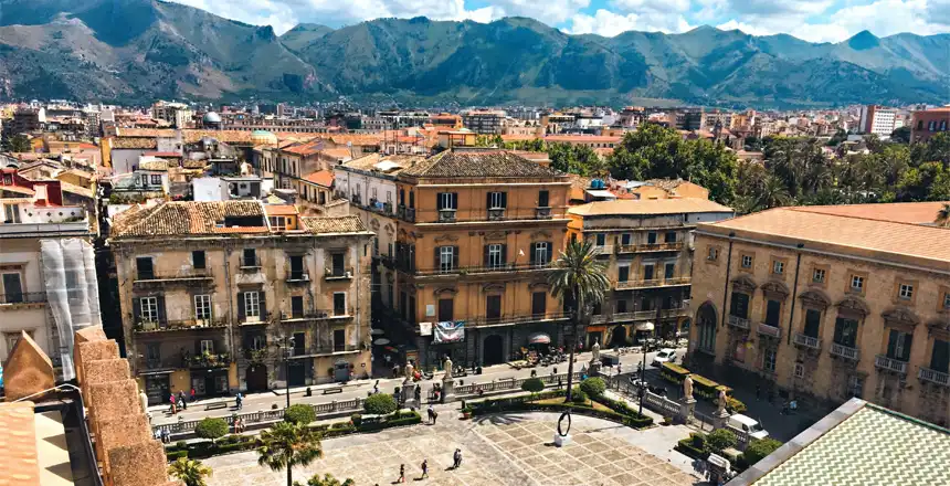 Blick &uuml;ber die Altstadt von Palermo, Sizilien, mit Bergen im Hintergrund