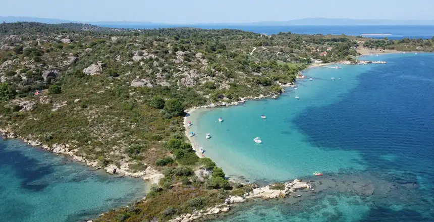 Blick auf die K&uuml;ste bei Vourvourou in der Region Chalkidiki, Griechenland